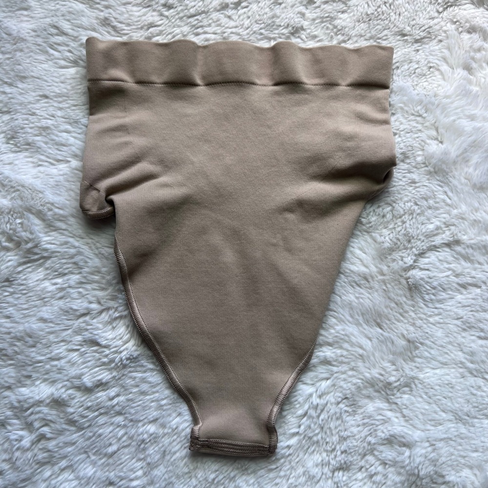 SKIMS Women's Sculpting Thong Mid Waist Tan Beige Shapewear Size Small NWOT